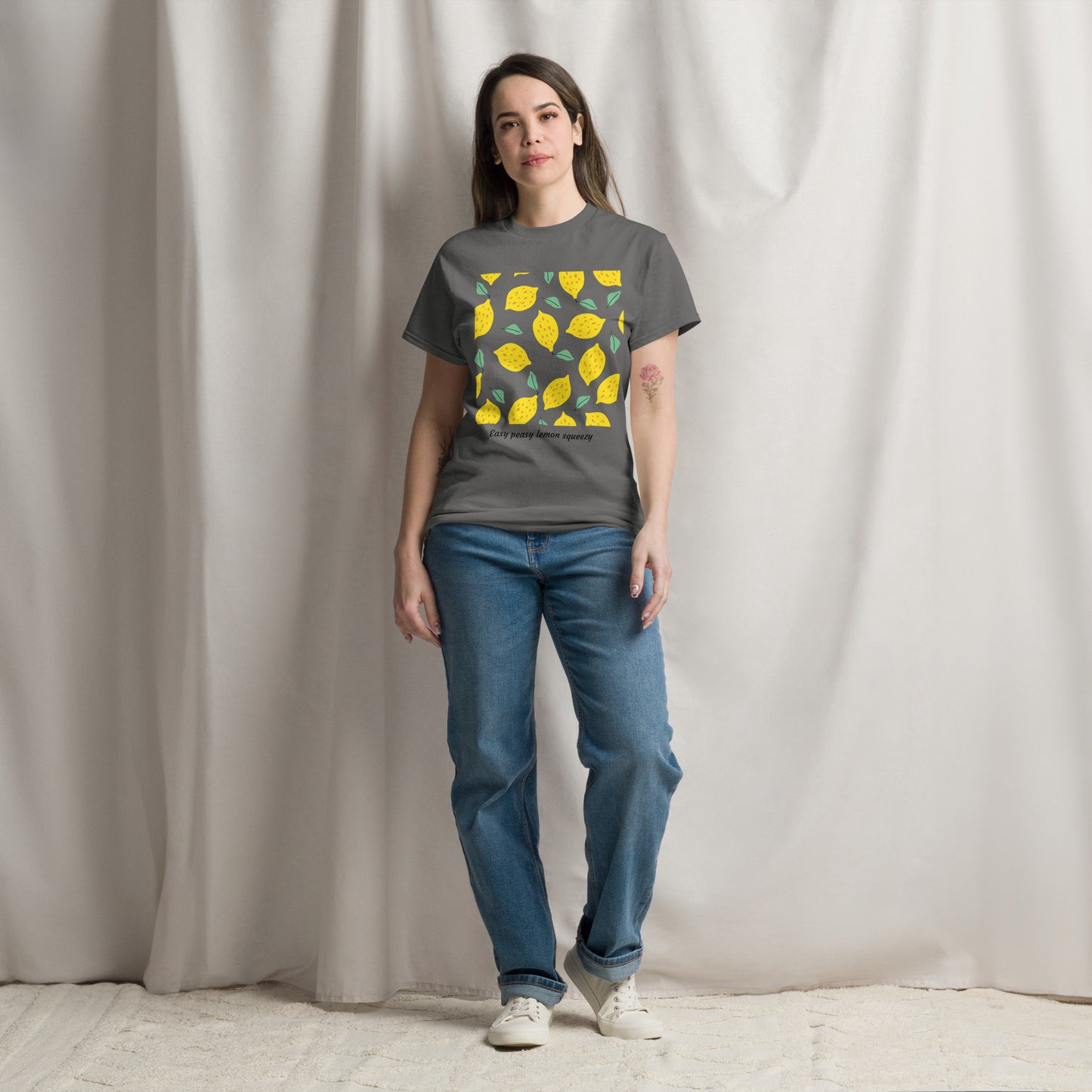 Basic Unisex T-Shirt mit Zitronenprint - Easy peasy lemon squeezy