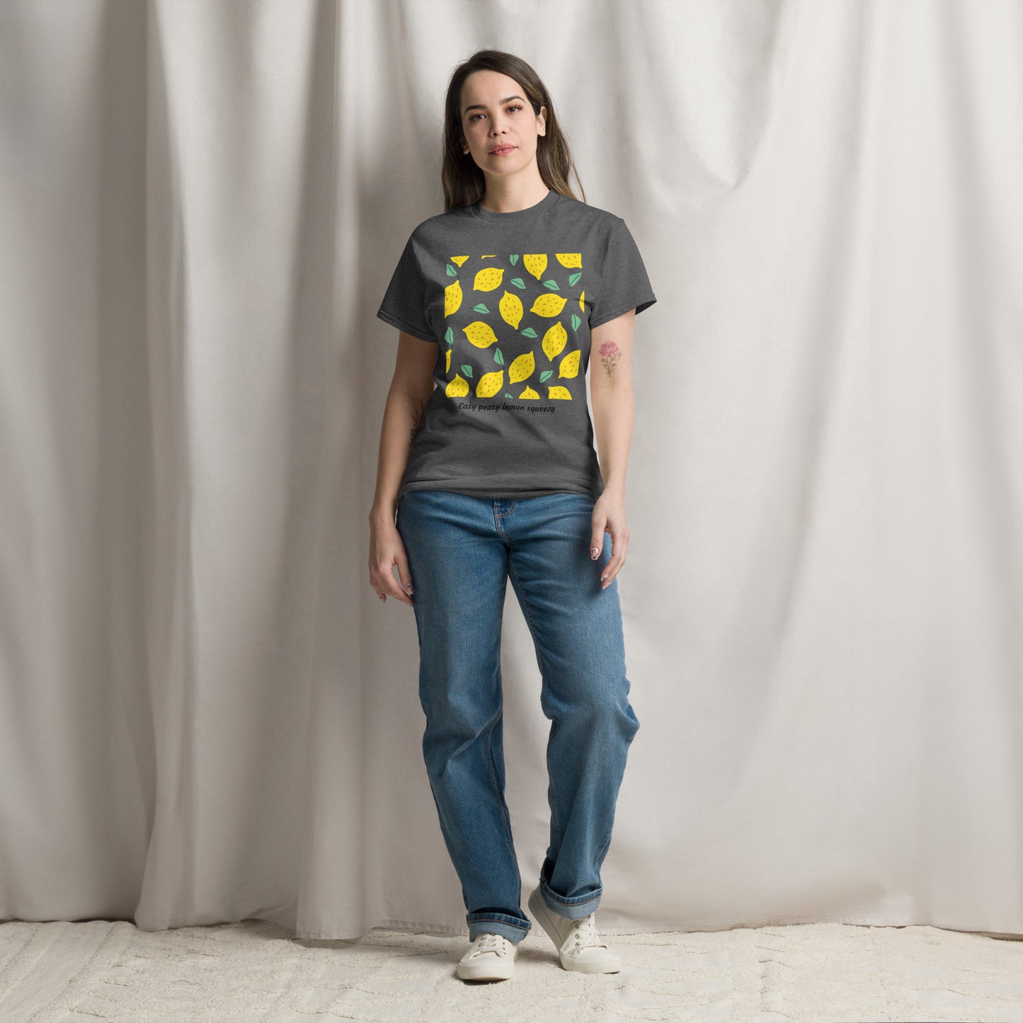 Basic Unisex T-Shirt mit Zitronenprint - Easy peasy lemon squeezy