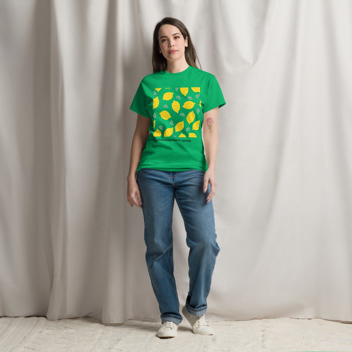 Basic Unisex T-Shirt mit Zitronenprint - Easy peasy lemon squeezy