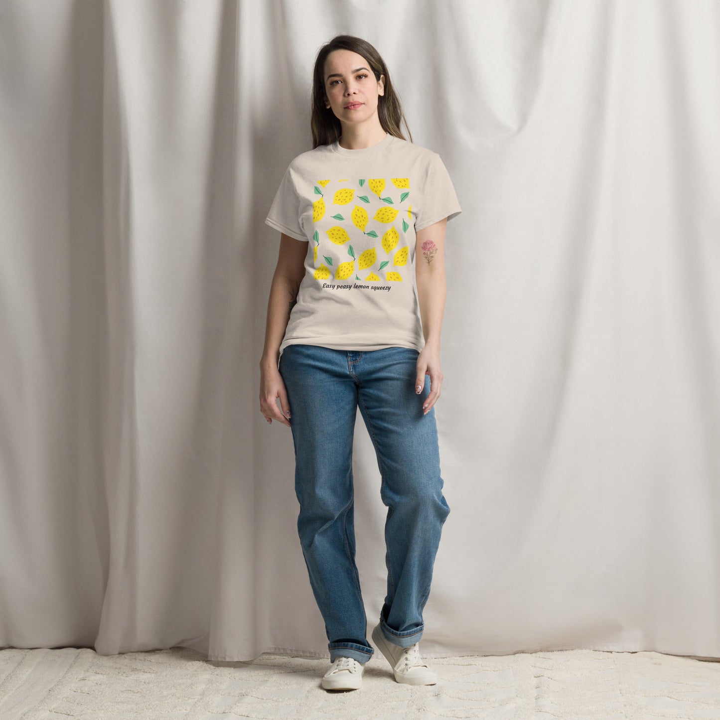 Basic Unisex T-Shirt mit Zitronenprint - Easy peasy lemon squeezy