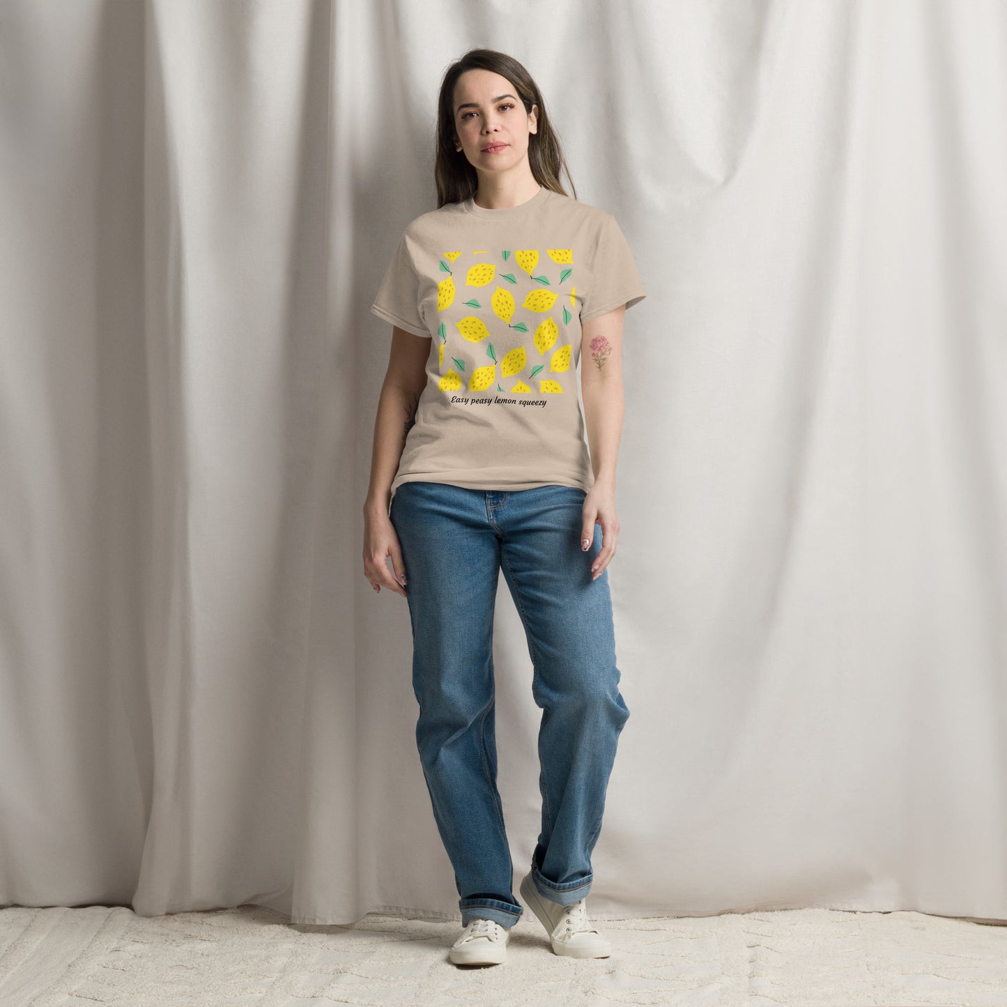 Basic Unisex T-Shirt mit Zitronenprint - Easy peasy lemon squeezy